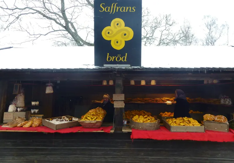 Saffransbröd och julbakverk i ett stånd på Skansens julmarknad