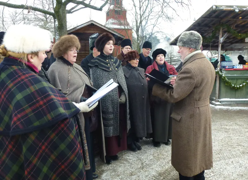 Sångare i folkdräkt på Skansens julmarknad