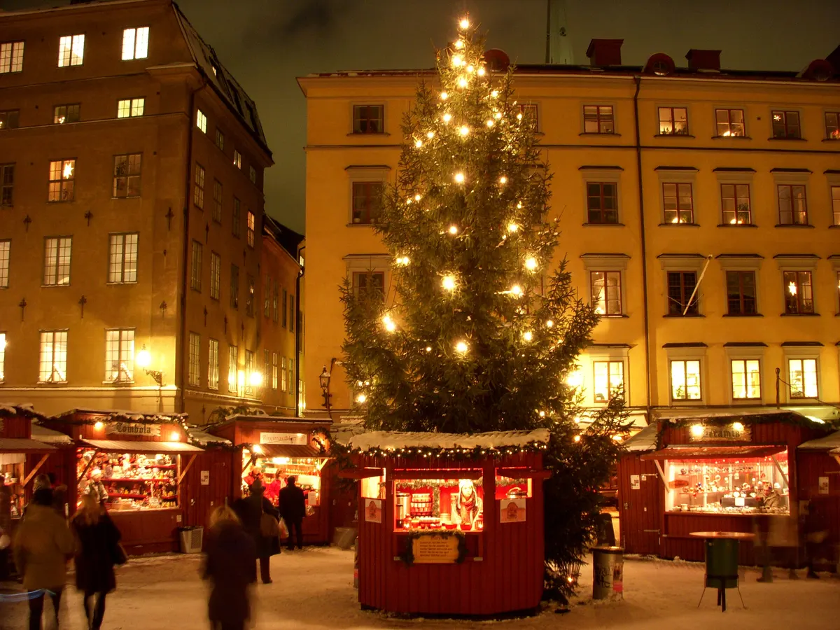 Julgran och röda marknadsstugor på Stortorget i Gamla stan, Stockholm