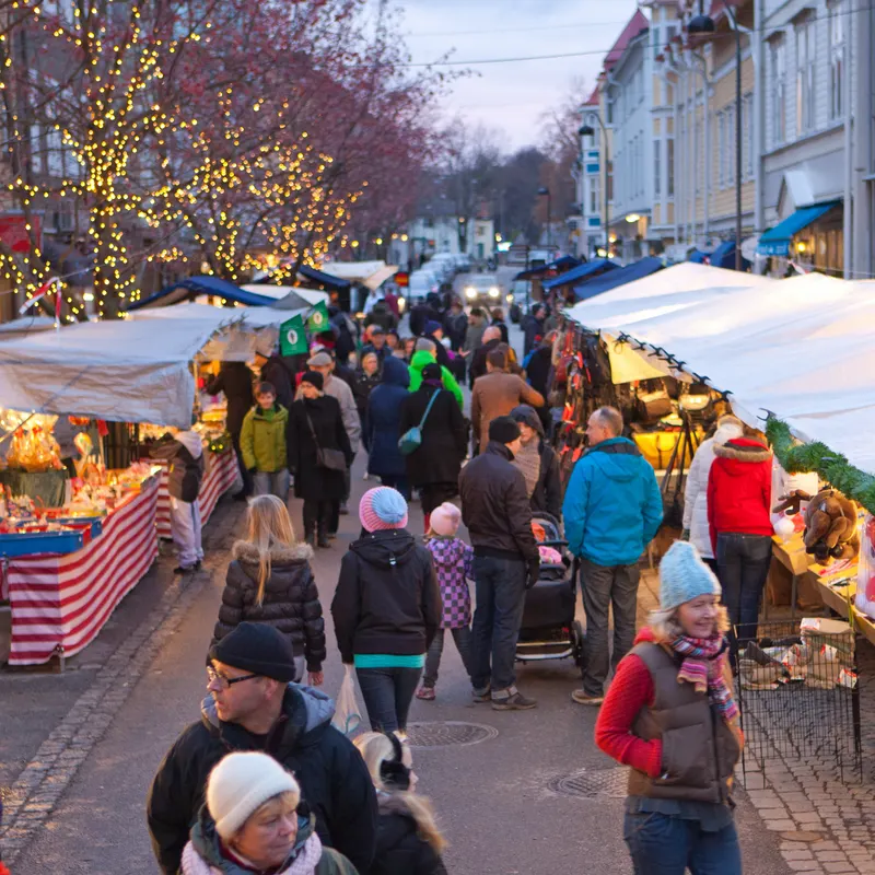 Besökare vid marknadsstånd på Vaxholms julmarknad