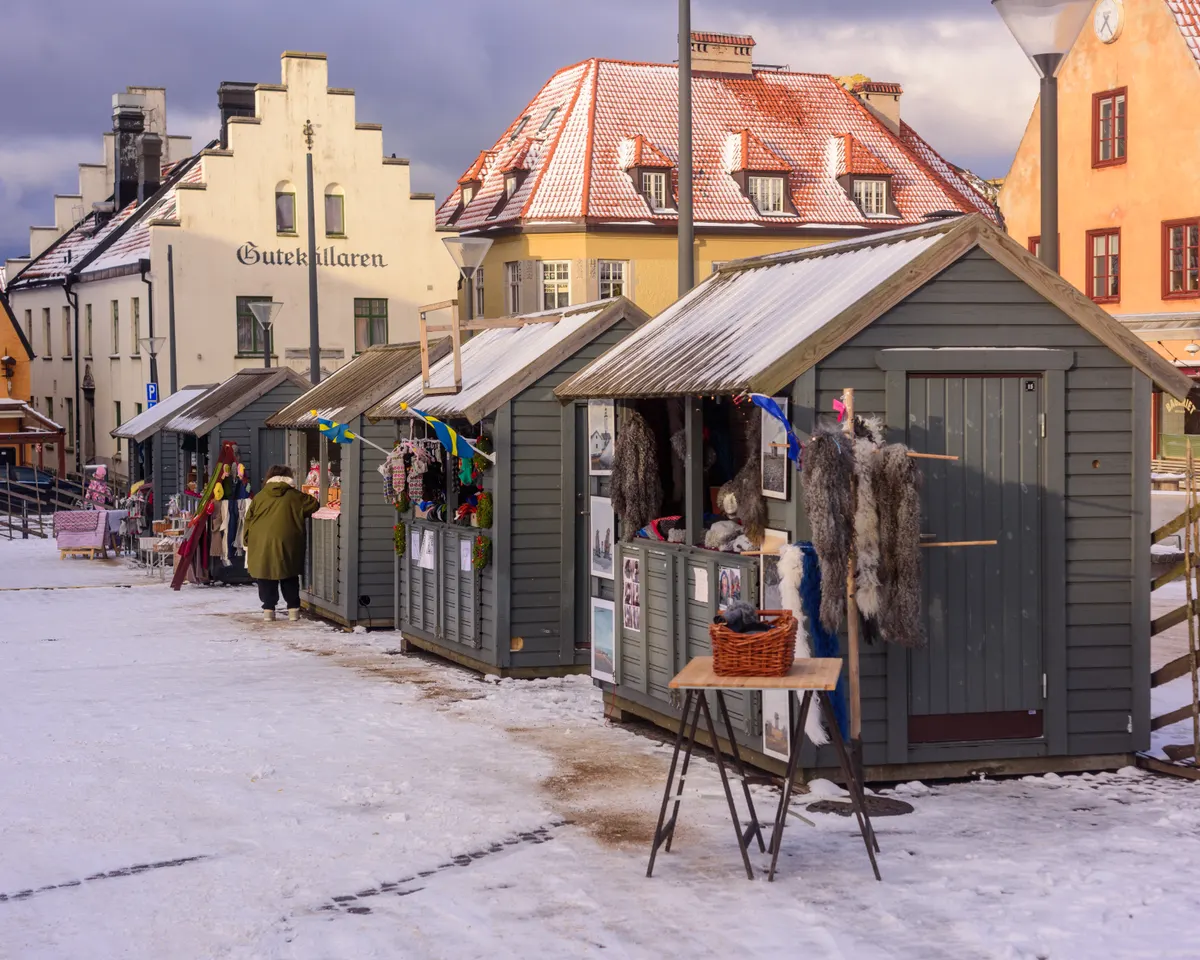 Marknadsstugor på julmarknaden vid Stora torget i Visby
