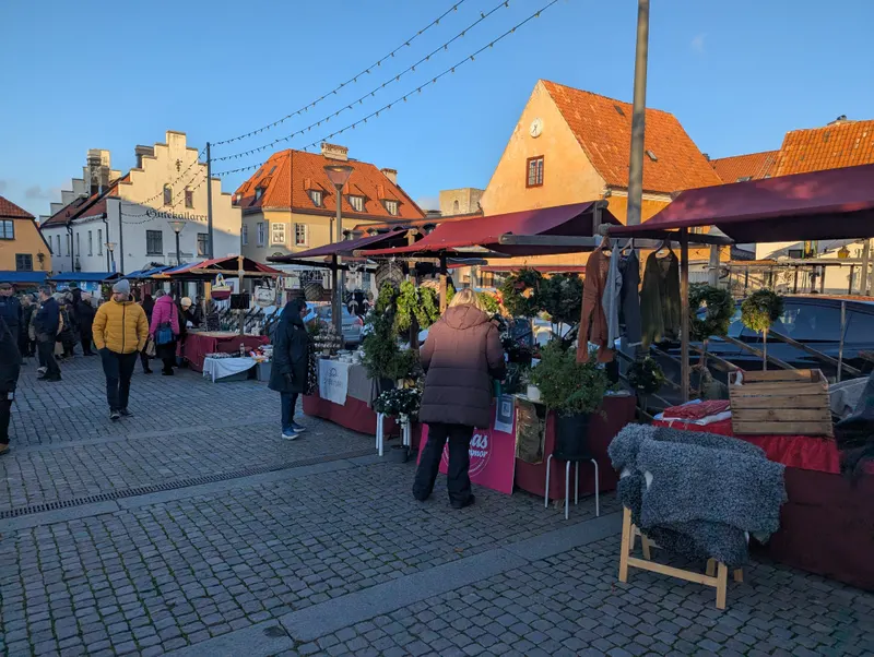 Marknadsstånd på Stora torget i Visby i vinterljus