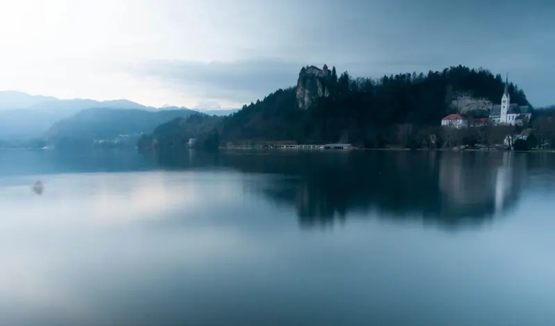 Blejski otok in grad v zimskem jutru ob mirnem jezeru