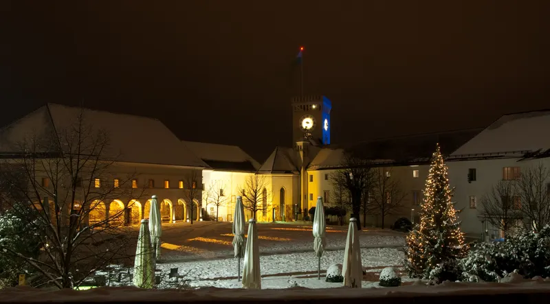 Ljubljanski grad z božičnim drevesom na dvorišču v adventnem času