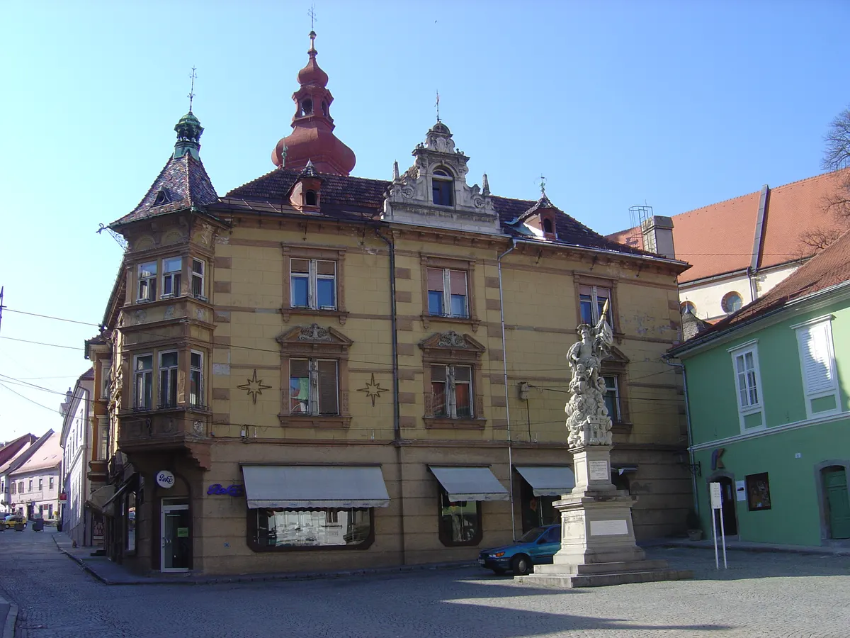 Meščanske hiše in spomenik na Mestnem trgu na Ptuju