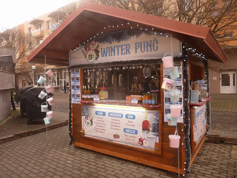 Stánok Winter Punč na vianočných trhoch v Humennom