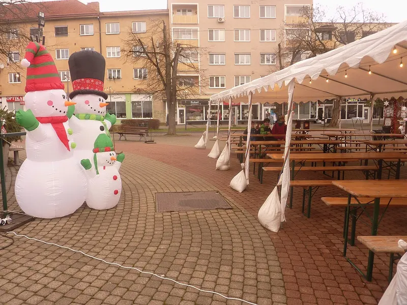 Snehuliaci a posedenie na vianočných trhoch v Humennom