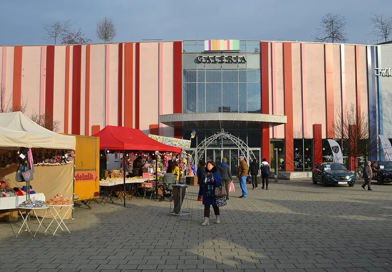 Stánky vianočných trhov pred Galériou v Lučenci
