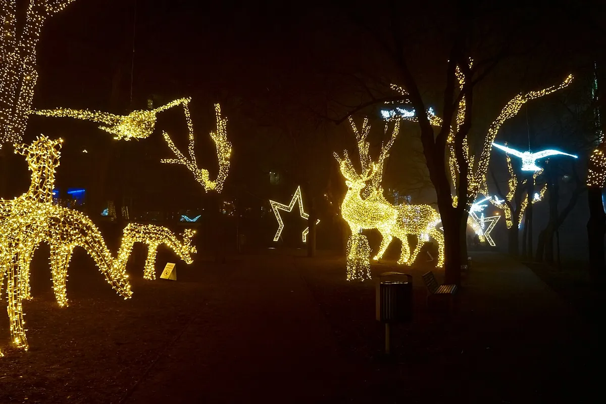 Svetelné jelene vo vianočnej výzdobe v Poprade