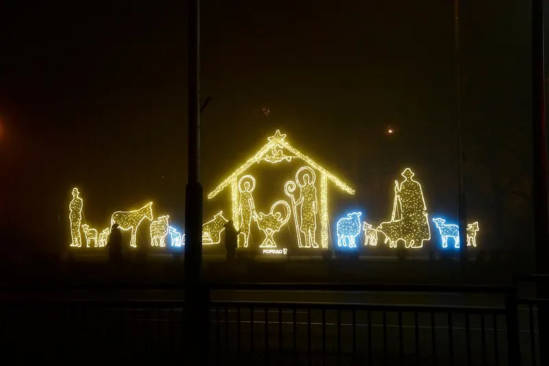 Svetelný betlém vo vianočnej výzdobe v Poprade