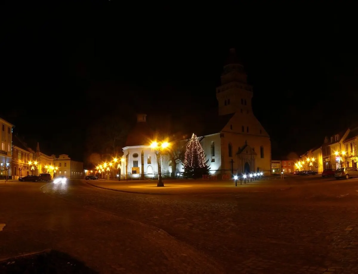 Vianočne osvetlené námestie v Skalici večer