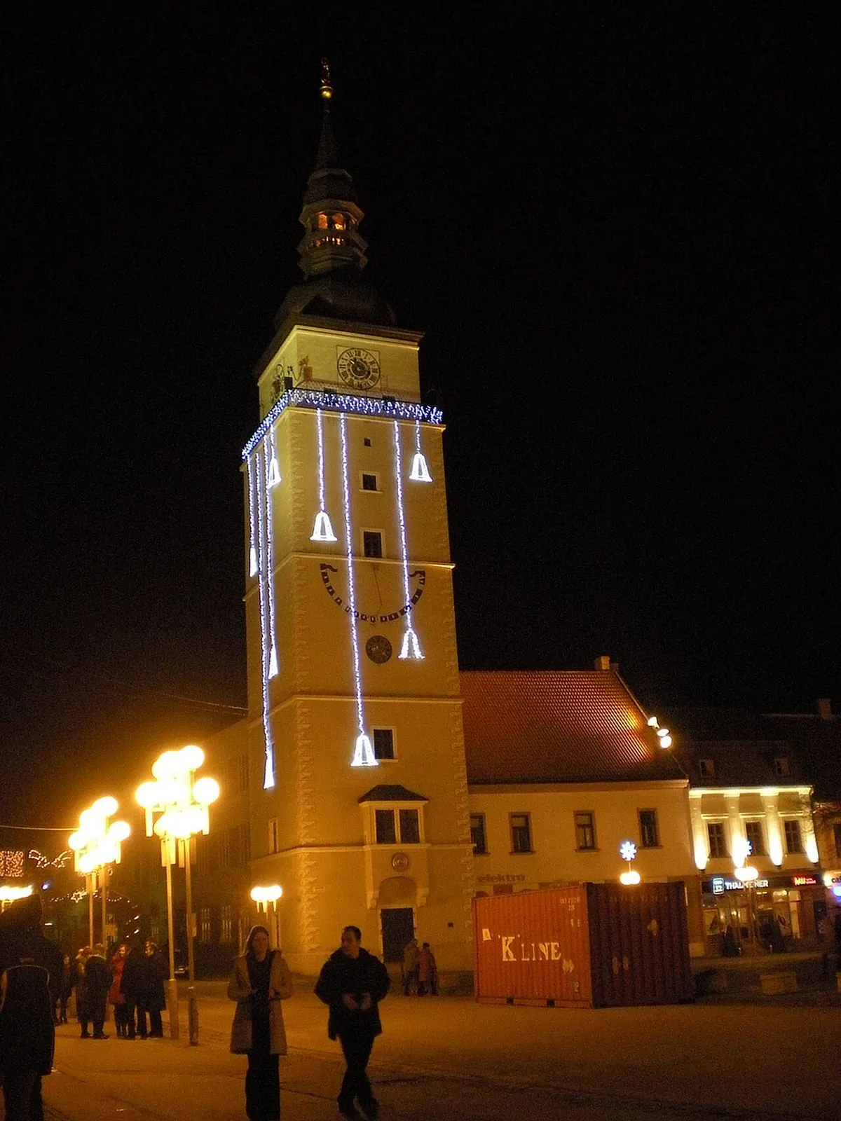 Mestská veža v Trnave s vianočným osvetlením