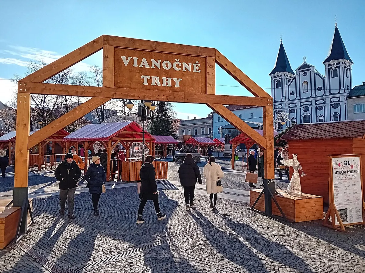 Brána vianočných trhov na Mariánskom námestí v Žiline