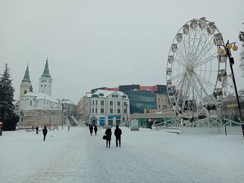 Ruské koleso a zasnežené námestie v Žiline počas vianočných trhov
