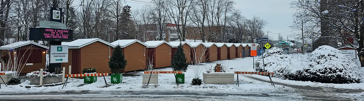 Kiosques enneigés du marché de Noël extérieur au parc Édouard-Crevier, Marieville