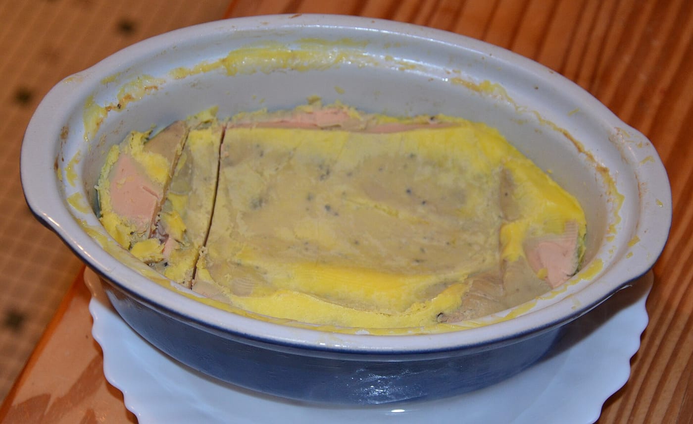Foie gras mi-cuit maison encore dans sa terrine de cuisson