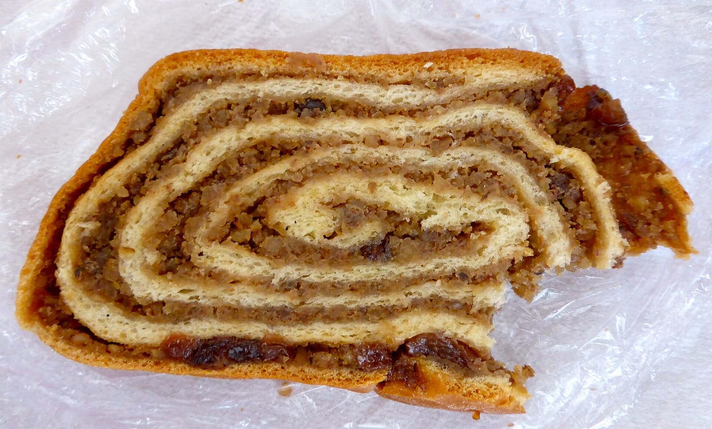 Rezina orehove potice z rozinami, ki kaže spiralo nadeva