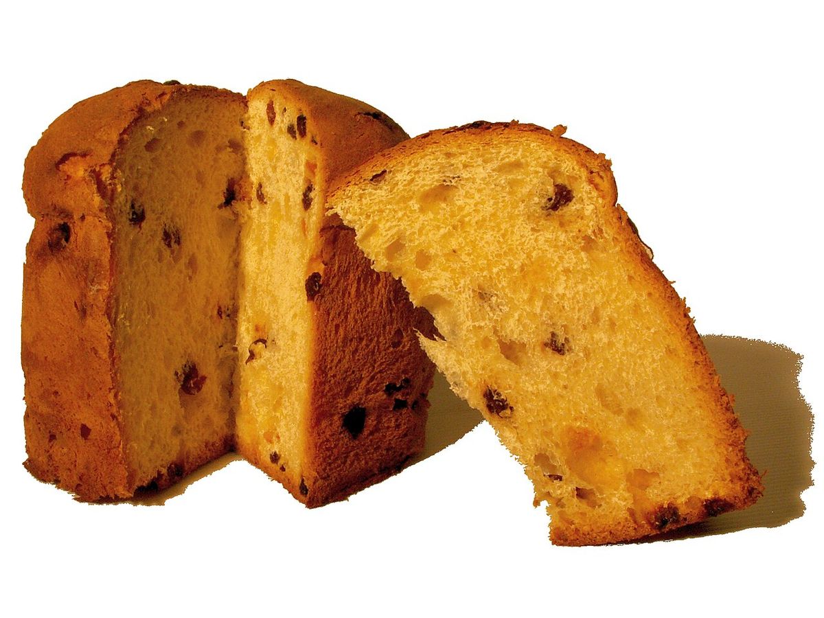 Panettone tagliato a fette, con uvetta e canditi