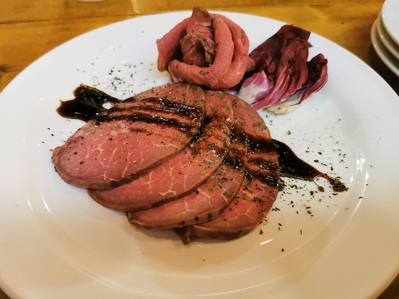 薄切りにしたローストビーフの盛り合わせ(日本の飲食店)