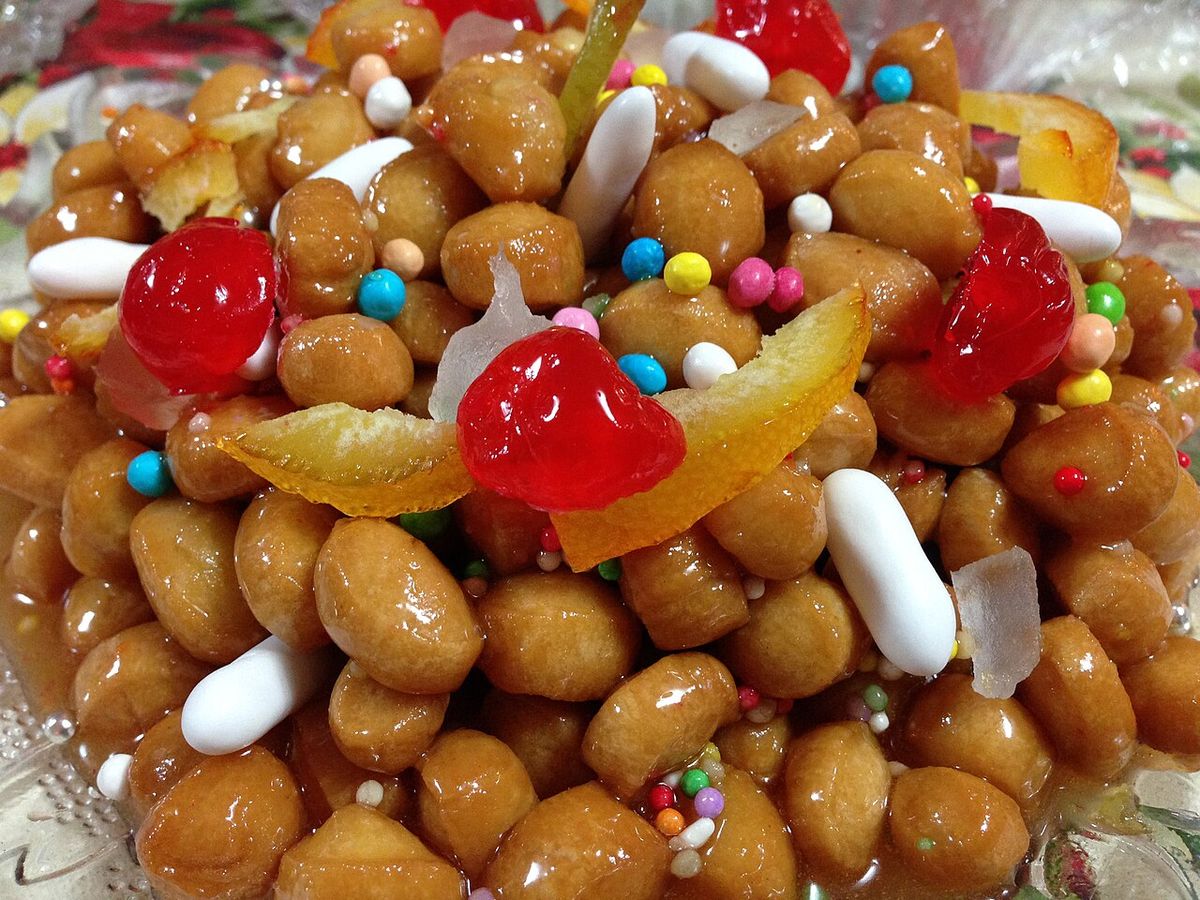 Struffoli napoletani con miele e confettini colorati