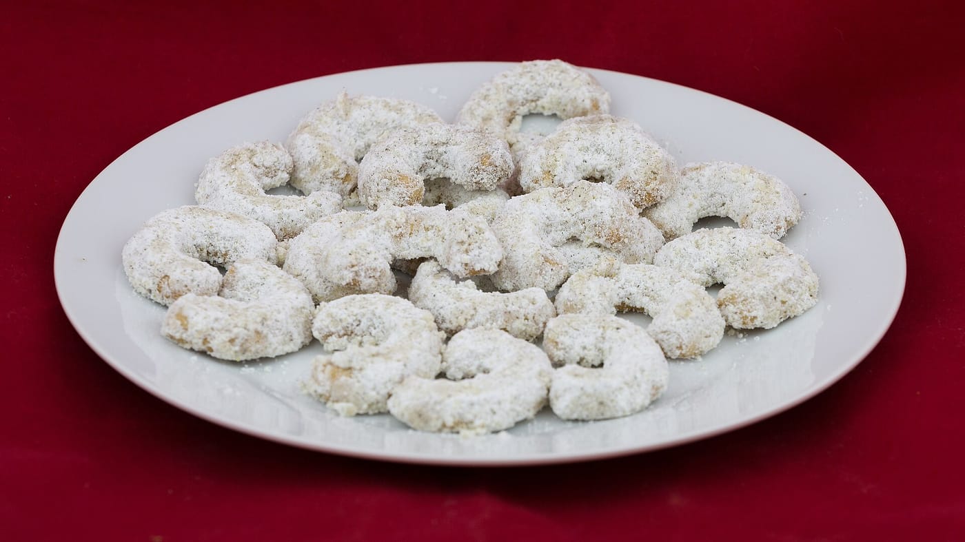 Vanillekipferl mit Vanillezucker auf einem Teller