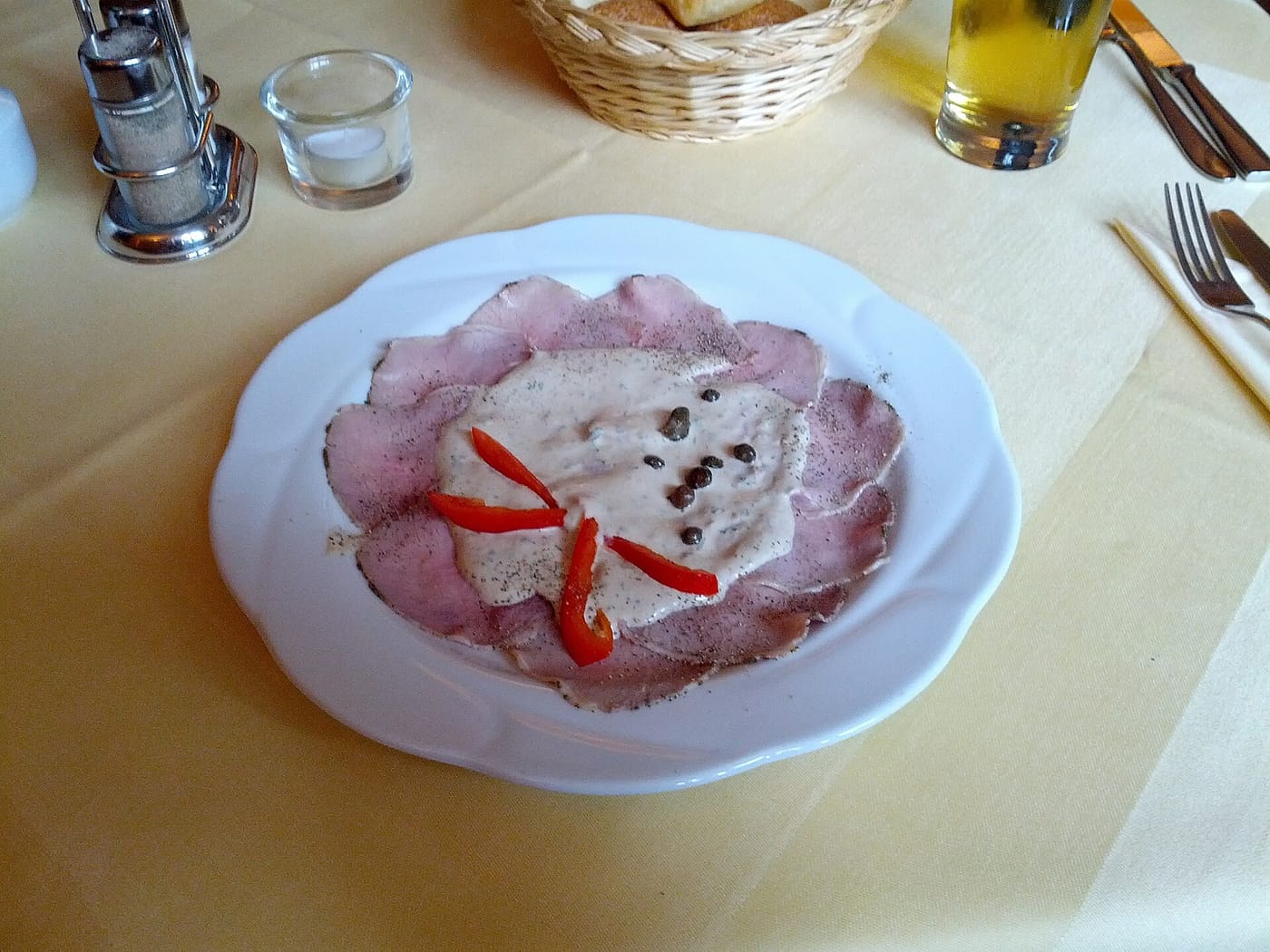 Vitel toné casero: fetas finas de carne cubiertas con salsa de atún